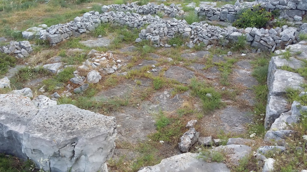 Revealed and partly reconstructed structure of the inner settlement dwelling.