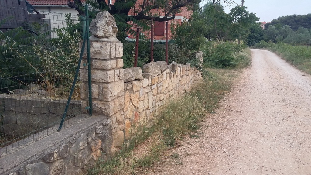 The origin of these new stone walls? Reutility, reusability?