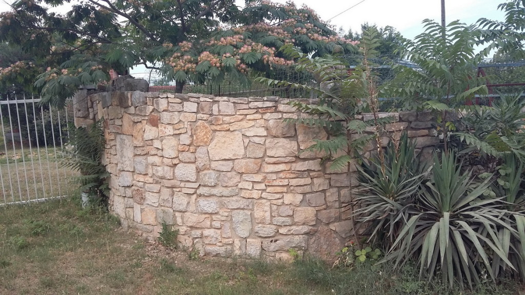 Kokaletovica village - a "new" stone walls.